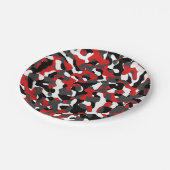 ブラックレッドホワイトカモフラージュプリントパターン ペーパープレート (アングル)