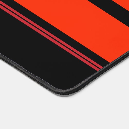 ブラックレッドレーシングストライプズモノグラム デスクマット (コーナー)