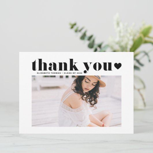 ブラックレトロはっきりしたタイポグラフィ写真卒業 サンキューカード (スタンド正面)