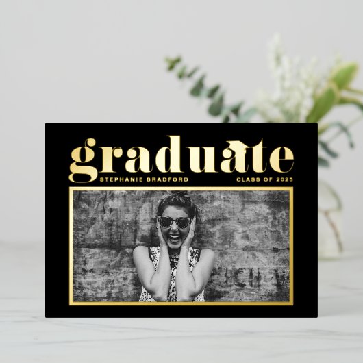 ブラックレトロはっきりしたタイポグラフィ写真卒業 箔招待状 (立ち正面)