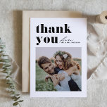 ブラックレトロモダンタイポグラフィ結婚写真 サンキューカード<br><div class="desc">レトロなタイポグラフィと手書きの台本を美しく混ぜ合わせ結婚るように設計されたカスタマイズ可能な写真のサンキューカードで心から感謝の気持ちを伝えエレガントる。このカードは特別な日にスタイリッシュおユニーク客様に対して感謝の意祝味を提供する。あなたのメッセージと一緒に楽にユニークカー感謝していドをパーソナライズする。名前、日付、および追加の結婚気持ちを簡単に追加し、あなたの個性と感謝を反映させる。この表現サンキューカードでの思い出に残る感謝の気持ちスタイリッシュ、大切な人に自分の存在がどれほど大切かを知ってもらいながら、特別な日を美しく記念する永続的な印象を作り出す！</div>