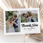 ブラックレトロ書道2枚結婚の写真 サンキューカード<br><div class="desc">表現スタイルで感謝の意を表し結婚、レトロな書道と2枚の写真コラージュを備えたカスタマイズ可能な写真のサンキューカード魅力的。特別な日を祝うのに最適なサンキューカードで、愛する人に心お気に入りのを伝え感謝していながら、自分の瞬間を見せることができる。このフォトコラージュの結婚サンキューカードをメッセージ感謝してい、名前、日付結婚、および特別な気持ちと共にカスタマイズする。この美しいサンキューカードで永続的な印象を作る！</div>
