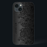 ブラックレース付きメタリックペイズリーブラック iPhone 13ケース<br><div class="desc">黒いダークグレーの金属デザインブラシ付きアルミニウム黒フローラペイズリーレース。カスタマイズ可能でオプションのモノグラム</div>