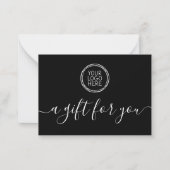 ブラックロゴのミニマルなギフト証明書を追加 ノートカード (正面)