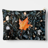 ブラックロックにオレンジ色の葉 アクセサリーポーチ (裏面)