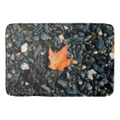 ブラックロックにオレンジ色の葉 バスマット (正面)
