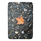 ブラックロックにオレンジ色の葉 バスマット (正面縦)