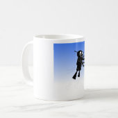 ブラックロ飛んでいるボットの青空の背景 コーヒーマグカップ (正面左)