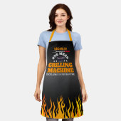 ブラック上の一つの平均焼き上げ機械の炎 エプロン (着用した状態)