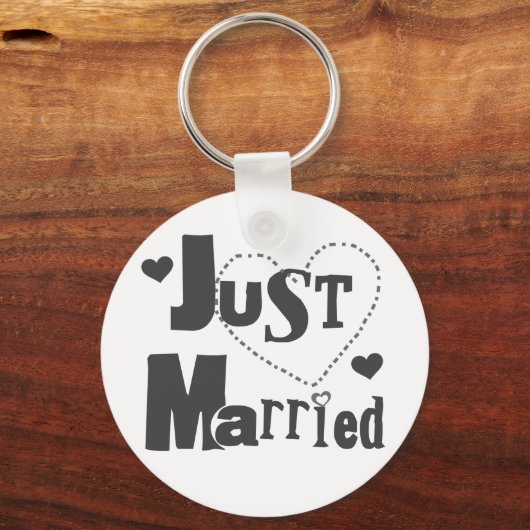 ブラック文字とハートたった今結婚しました キーホルダー (正面)