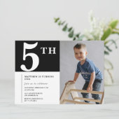 ブラック系おしゃれな男の子の5歳の誕生日招待状 写真入り 招待状 (スタンド正面)