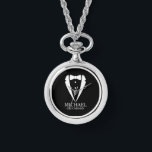 ブラック結婚のツキシードのスーツパーソナライズされたの行商人 腕時計<br><div class="desc">忘れられない結婚自分のtouchを作る – クラシックセリフのフォントでカスタムtuxedoスーツとグロムスマンの名前とタイトルを持つボウタイのイラストレーションを特徴とするgroomsmenギフトと個人を追加する。あなたのgroomsmen、花婿介添人、花嫁の父などのための完璧な形見!</div>