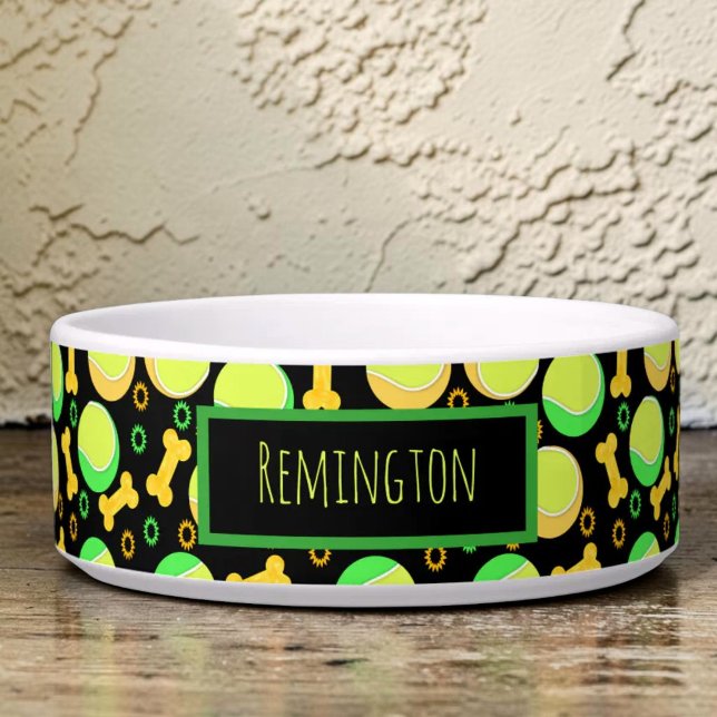 ブラック背景にペットの名前とテニスボールと犬の骨 ボウル (Fun custom pet bowl featuring colorful tennis balls and dog bones on a black background)