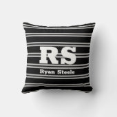 ブラック背景にライトグレー線、白モノグラム＆名前 クッション (裏面)