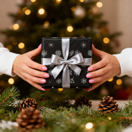 ブラック背景に白い雪の結晶のクリスマス ラッピングペーパー