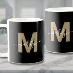 ブラック金ゴールドイニシャル名モノグラム コーヒーマグカップ<br><div class="desc">グラマパーソナライズされたラスなブラック金ゴールドイニシャル名モノグラムCoffee Mug.このマスタイリッシュグはミニマモダンリストの雰囲気と華やかなパーソナルtouchを組み合わせ、コーヒーや紅茶の愛好家に最適。黒い背景にはっきりした金ゴールドイニシャル(きらめくのない暖かく平坦な茶色の色合い)とクラシックの白い台本の名前を備えお洒落、豪華なモノグラムはあらゆる角度から際立った外観のために両側に表示される。シックで洗練された感じこのマグは、誕生日、引っ越し祝いパーティー、休日、または単にため理想的な贈り物を作る。朝のコーヒーのルーティン素晴らしに華やかなtouchを追加するための選択肢でもある。</div>