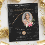 ブラック金ゴールドサプライズ70th Birthday Partyへの招待<br><div class="desc">ブラック金ゴールドサプライズ70th Birthday Party Invitation.最高の驚きを投げフレンドリーる予算のマイルストーンの誕生日の招待で感動！フローラ素晴らしデザインを搭載しポップ・アートの、この招待は色と魅力をお祝いにもたらす。写真を入れて個人touchお気に入りのを追加し、本当に思い出に残る記念に。計画とサプライズスタイリッシュパーティーに最適！</div>