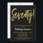 ブラック金ゴールドスクリプト70th Birthday Party Invitation 招待状<br><div class="desc">黒とシンプル金ゴールド70歳の誕生日パーティーの招待を打ち砕く、エレガント。トップのGlamスクリプト文字と下の金ゴールド文字とスタンドアウトホワイトの名前</div>
