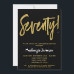 ブラック金ゴールドスクリプト70th Birthday Party Invitation 招待状<br><div class="desc">黒とシンプル金ゴールド70歳の誕生日パーティーの招待を打ち砕く、エレガント。トップのGlamスクリプト文字と下の金ゴールド文字とスタンドアウトホワイトの名前</div>