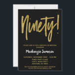 ブラック金ゴールドスクリプト90th Birthday Party Invitation 招待状<br><div class="desc">黒とシンプル金ゴールド90歳の誕生日パーティーの招待を打ち砕く、エレガント。トップのGlamスクリプト文字と下の金ゴールド文字とスタンドアウトホワイトの名前</div>