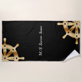 ブラック金ゴールドステアリングホイールヨットボート名 ビーチタオル (正面)