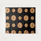 ブラック金ゴールドビッグスモールラウンドロゴステップとリピート タペストリー (正面(横))