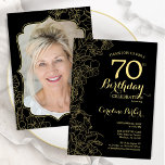 ブラック金ゴールドフローラ写真70th Birthday Party 招待状<br><div class="desc">ブラック金ゴールドフローラ70th誕生日パーティーへの招待あなたの写真をカードの背面に。ボタニカルモダンアウトラインスケッチアクセント、金ゴールドフォイルフェイク、タイポグラフィスクリプトフォントを備えたミニマルなデザイン。トレンディーシンプル招待状カードは女性の日スタイリッシュお祝いに最適。任意のカスタマイズ年齢にすることができる。印刷されたZazzle招待状または即時ダウンロードのデジタル印刷可能なテンプレート。</div>