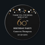 ブラック金ゴールドホワイト紙吹雪60th birthdayパーティー フェイバータグ<br><div class="desc">この60歳の誕生日パーティーのメッセージカードを、お祝いの人の名前とパーティーの日付でパーソナライズする。ブラック金ゴールドホワイト紙吹雪エレガント、クラッシー。</div>