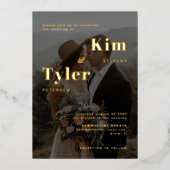 ブラック金ゴールドモダンタイポグラフィ2枚結婚の写真 箔招待状 (正面)