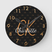 ブラック金ゴールドモノグラムイニシャル名スクリプトエレガント ラウンド壁時計 (正面)