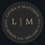 ブラック金ゴールドモノグ結婚ラム ラウンドシール<br><div class="desc">ミニマモダンリストの結婚ステッカーは、あなたの2つのイニシャルモノグラムとアドレスを特徴とする。シックでシンプルシックな来デザインとして今でもスタイリッシュある。これらの封筒は素晴らし、結婚式招待状スイートにエレガントtouchを追加する方法である。</div>