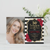 ブラック金ゴールドレッドフォトサプライズ50誕生日 招待状 (スタンド正面)