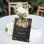 ブラック金ゴールド40th photo birthday party welcome 台座サイン<br><div class="desc">40歳の誕生日のパーティー。黒い背景とフェイク金ゴールド色の星。名前と写真をカスタマイズして追加する。</div>