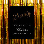 ブラック金ゴールド70th birthday party welcome ポスター<br><div class="desc">70歳の誕生日パーティーのウェルカムポスター。黒の背景。大き書な金の手の文字のスタイルのスクリプトと60。名前をカスタマイズして追加する。</div>
