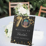 ブラック金ゴールド70th photo birthday party welcome 台座サイン<br><div class="desc">70歳の誕生日パーティーのウェルカムサイン。黒い背景とフェイク金ゴールド色の星。名前と写真をカスタマイズして追加する。</div>