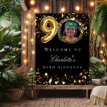 ブラック金ゴールド90th photo birthday party welcome ポスター<br><div class="desc">90歳の誕生日パーティーのウェルカムポスター。黒い背景とフェイク金ゴールド色の星。名前と写真をカスタマイズして追加する。</div>