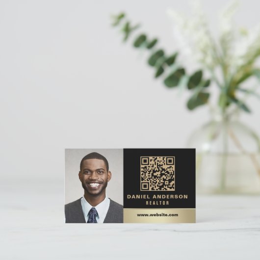 ブラック金ゴールドQRコードフォト実在エステート不動産仲介業者 名刺 (スタンド正面)
