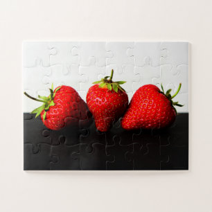 ブラック11x14 30pc jpcnm上の白いイチゴ ジグソーパズル