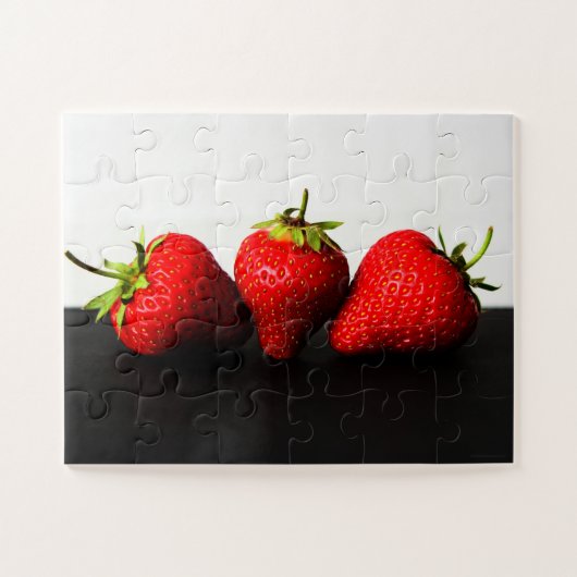 ブラック11x14 30pc jpcnm上の白いイチゴ ジグソーパズル (横)