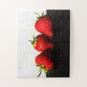 ブラック11x14 30pc jpcnm上の白いイチゴ ジグソーパズル (縦)
