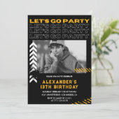 ブラック13th誕生日招待状ボーイフォトスプレー 招待状 (スタンド正面)