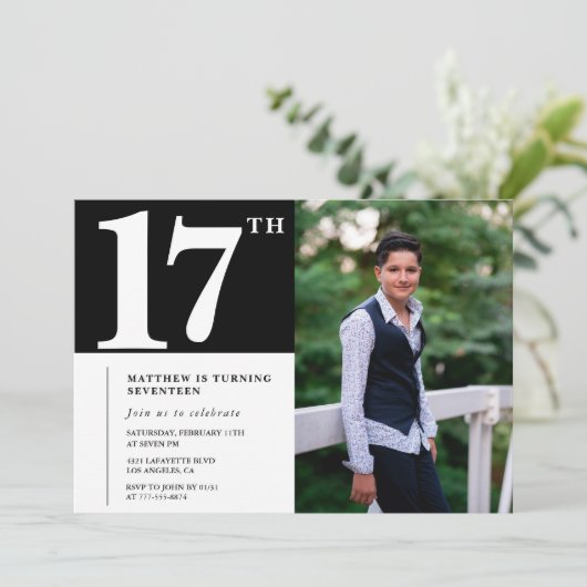 ブラック17歳の誕生日招待状 モダン シック フォト 招待状 (スタンド正面)