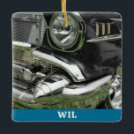 ブラック1957 Chevy Vintage Car、名前、または写真 セラミックオーナメント<br><div class="desc">クロムエンジン（またはあなたの写真）と青いバーの白い名前を持つブラック1957 Chevy Vintage車。</div>