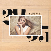 ブラック2025はっきりしたタイポグラフィ写真卒業 アクリル招待状 (正面)