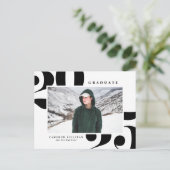 ブラック2025はっきりしたタイポグラフィ写真卒業 インビテーションポストカード (スタンド正面)