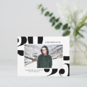 ブラック2025はっきりしたタイポグラフィ写真卒業 案内ポストカード (スタンド正面)