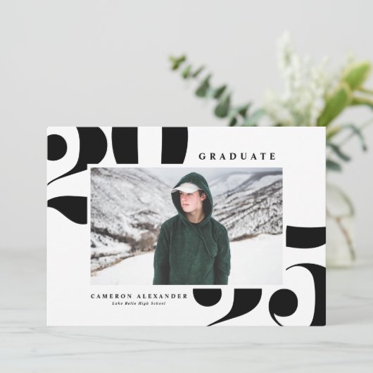 ブラック2025はっきりしたタイポグラフィ写真卒業 案内状 (スタンド正面)
