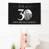 ブラック30歳の誕生日ウェルカムサイン | 誰が30歳になったのかな 横断幕 (インサイチュ)