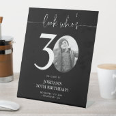 ブラック30thバースデーウェルカムサイン | 誰が30歳か見て 台座サイン (インサイチュ)