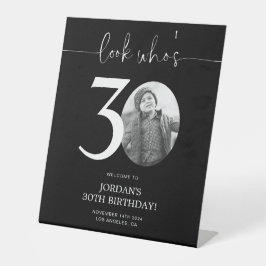 ブラック30thバースデーウェルカムサイン | 誰が30歳か見て 台座サイン